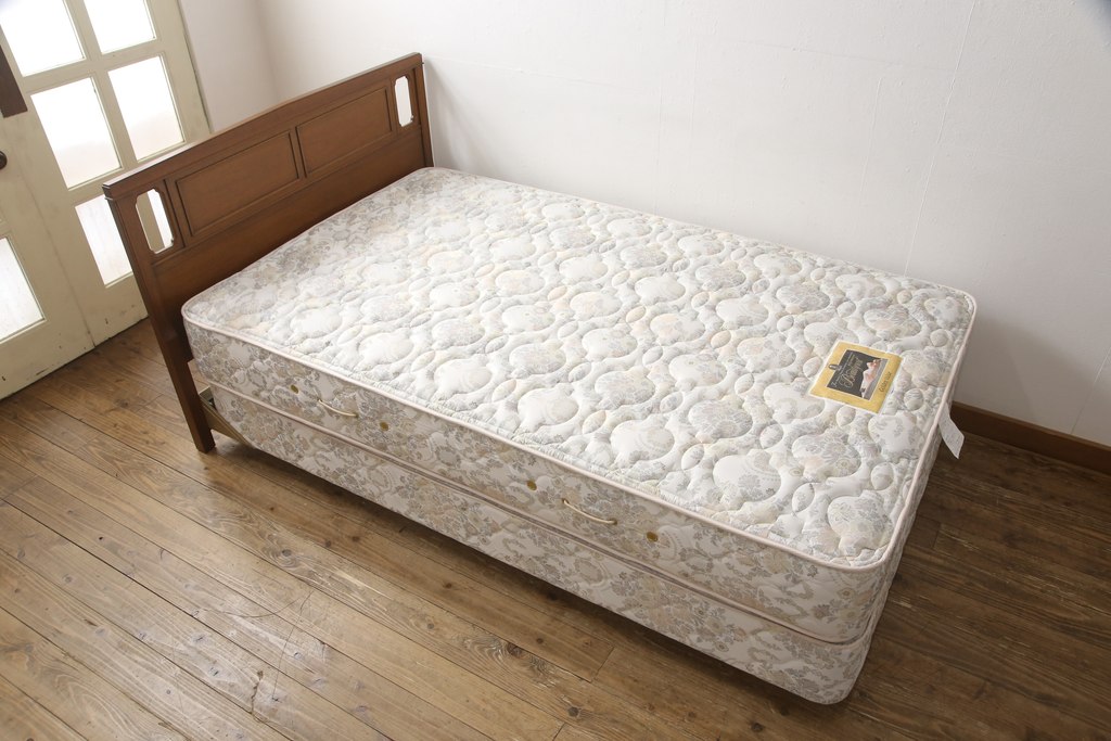 中古　美品　DREXEL HERITAGE(ドレクセルヘリテイジ)　Triune(トライユン)　シモンズマットレス　落ち着いた雰囲気づくりを叶えるベッド(セミダブル)(R-058843)