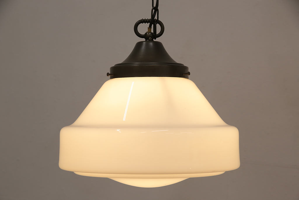 アンティーク照明　乳白色のシェードが柔らかい光を放つ大振りの天井照明(ペンダントライト、吊り下げ照明)(R-054157)