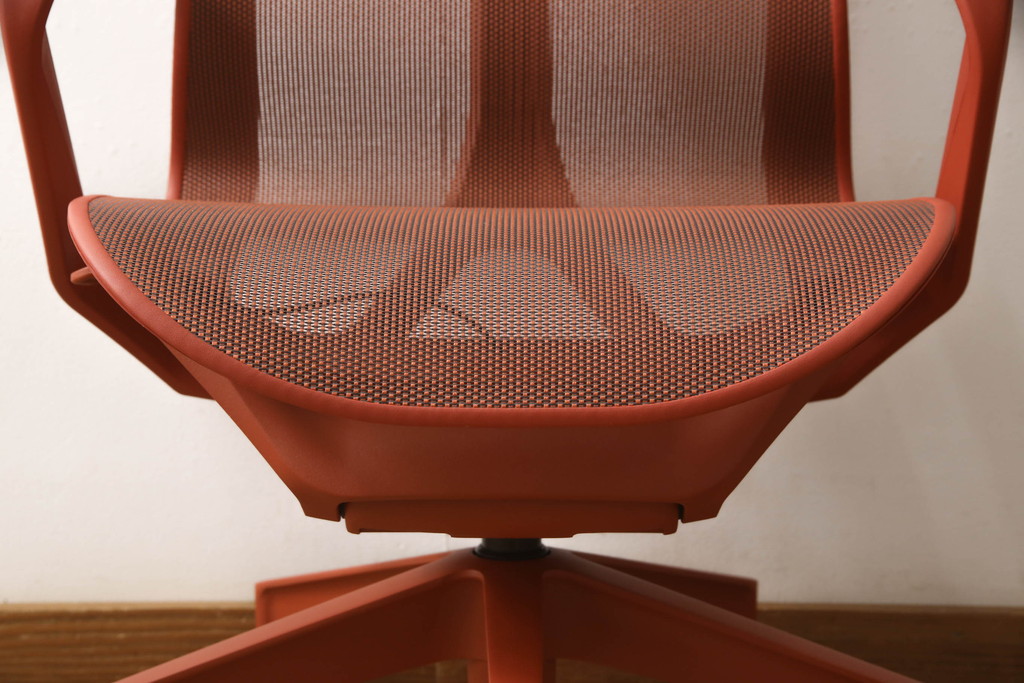 中古　美品　Hermanmiller(ハーマンミラー社)　ローバック　洗練されたフォルムが魅力的なCosm Chair(コズムチェア)(オフィスチェア、ワークチェア、アームチェア、椅子、イス)(定価約21万円)(R-064034)