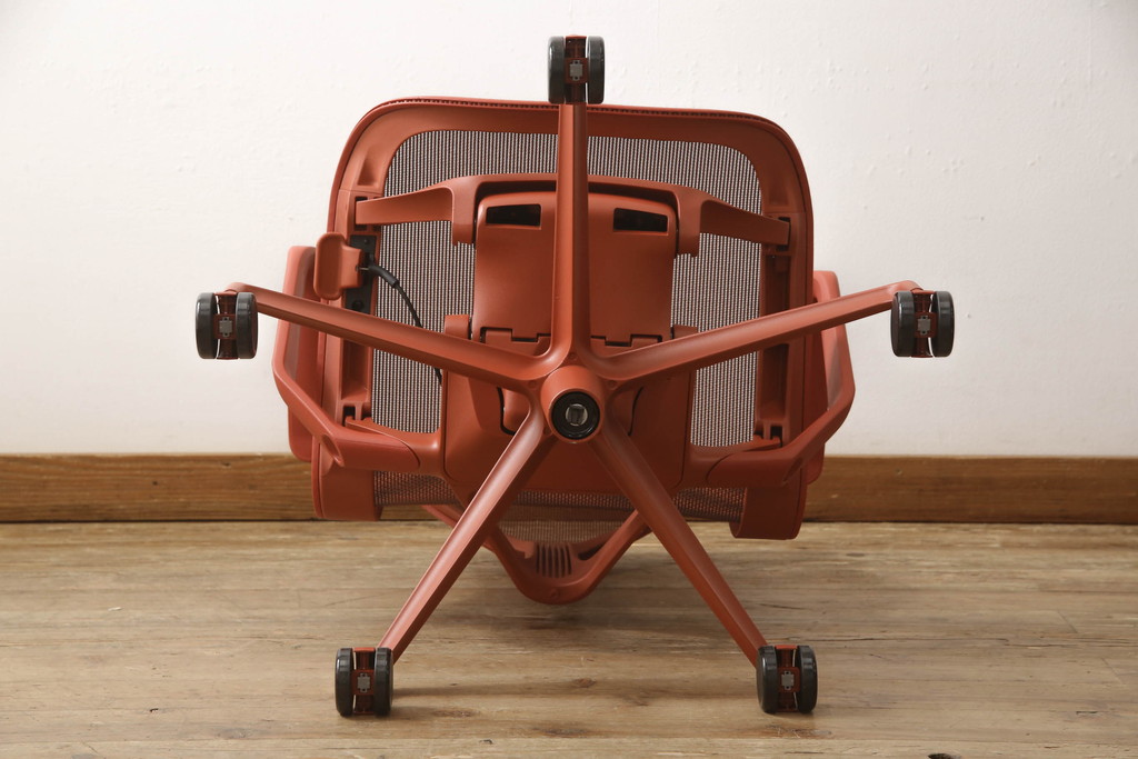 中古　美品　Hermanmiller(ハーマンミラー社)　ローバック　洗練されたフォルムが魅力的なCosm Chair(コズムチェア)(オフィスチェア、ワークチェア、アームチェア、椅子、イス)(定価約21万円)(R-064034)