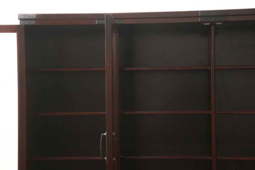 水屋箪笥キャビネットをリペア&カスタム!希望の高さにカットした脚を取り付け。新材使用の脚はリペア後の本体に合わせて着色。(食器棚、戸棚、収納棚、飾り棚)