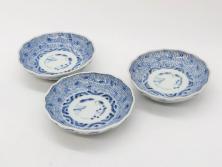 江戸後期　古伊万里　成化年製　微塵唐草文染付　約11cm　3.5寸　繊細な線描きが見事な小皿3枚セット(みじんからくさ、和皿、和食器、三寸五分)(R-078254)