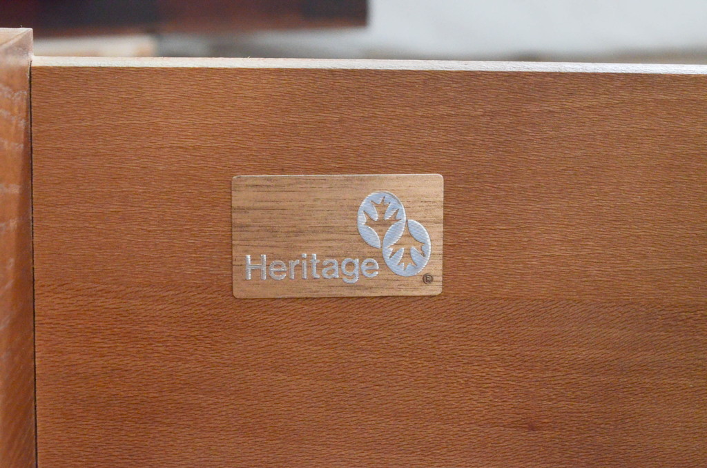 アメリカビンテージ　DREXEL HERITAGE(ドレクセルヘリテイジ)　CORINTHIAN(コリンシャン)　独特な木目とナチュラルな風合いが魅力のサイドボード(サイドキャビネット、収納棚、戸棚、ヴィンテージ)(R-077468)