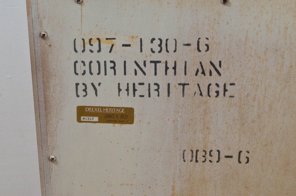 アメリカビンテージ　DREXEL HERITAGE(ドレクセルヘリテイジ)　CORINTHIAN(コリンシャン)　独特な木目とナチュラルな風合いが魅力のサイドボード(サイドキャビネット、収納棚、戸棚、ヴィンテージ)(R-077468)