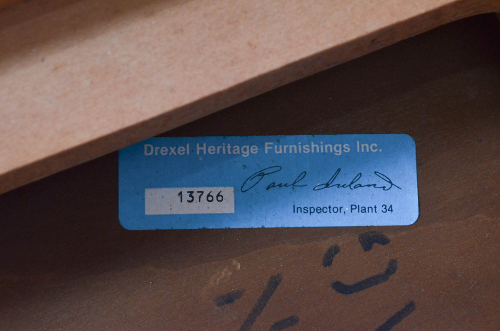 中古　DREXEL HERITAGE(ドレクセルヘリテイジ)　CORINTHIAN(コリンシャン)　独特な木目とナチュラルな風合いが魅力のナイトテーブル(サイドテーブル、エンドテーブル、コンソールテーブル、電話台、飾り台、花台)(R-077470)
