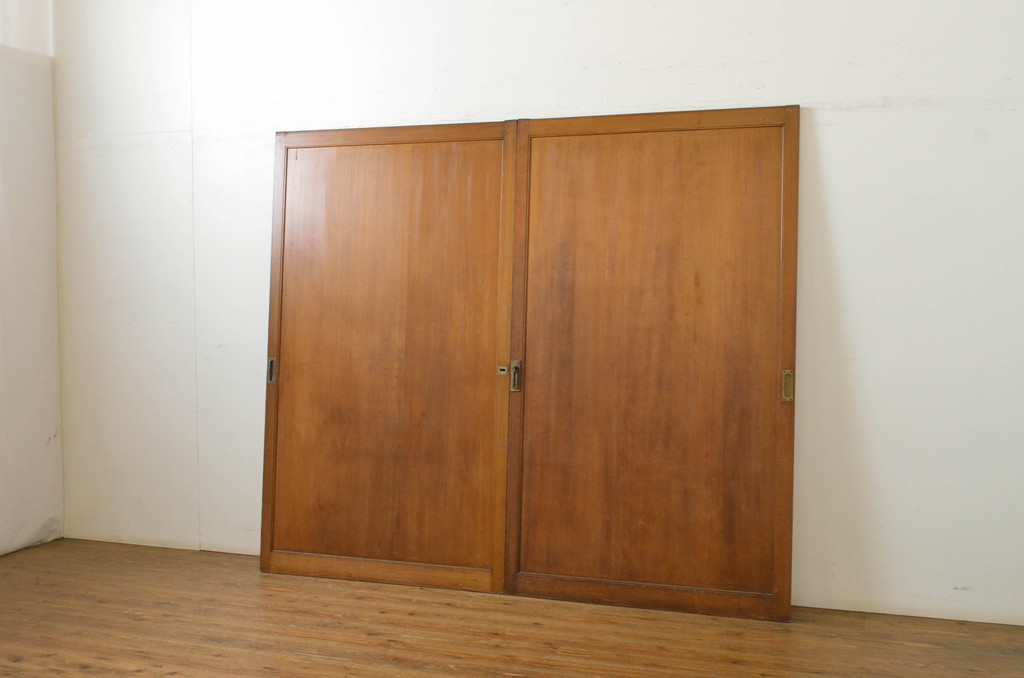 宅配便配送 アンティーク建具 柾目の美しい板戸2枚セット(帯戸、引き戸)(R 建具