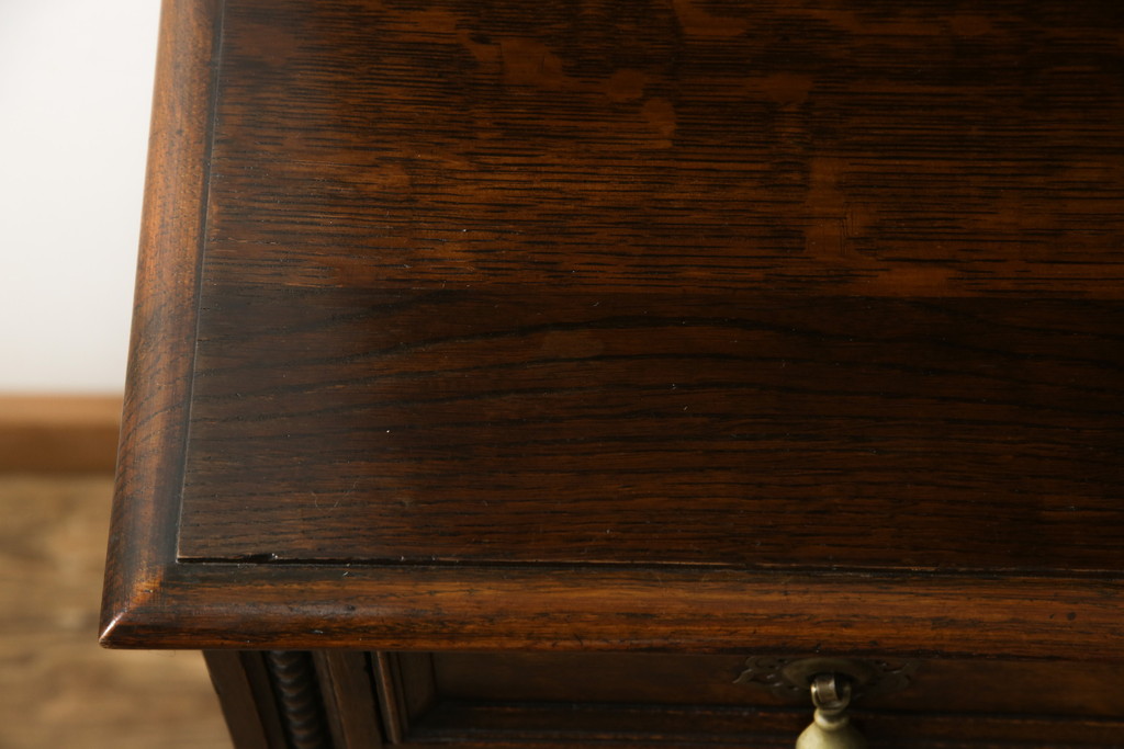 イギリスアンティーク　オーク材　ツイストレッグなどクラシカルな雰囲気が魅力的なカップボード(食器棚、飾り棚、収納棚、キャビネット)(R-058943)