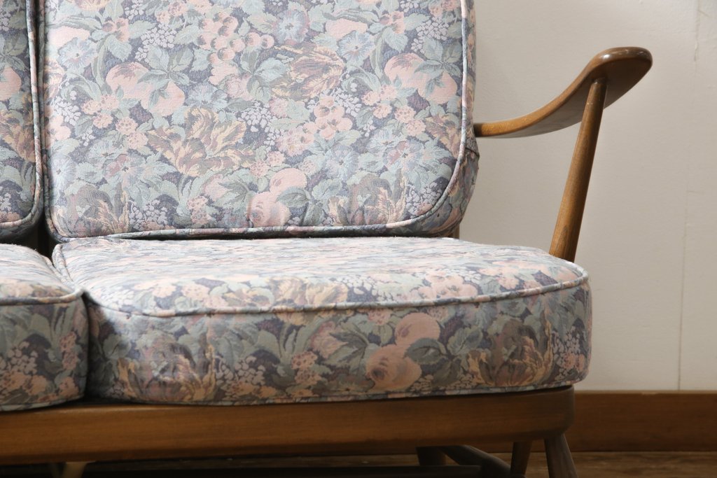 中古　美品　ERCOL(アーコール)　パステルカラーの花柄ファブリックが上品な3人掛けソファ(アームソファ、3Pソファ、三人掛け、英国、北欧)(R-059184)