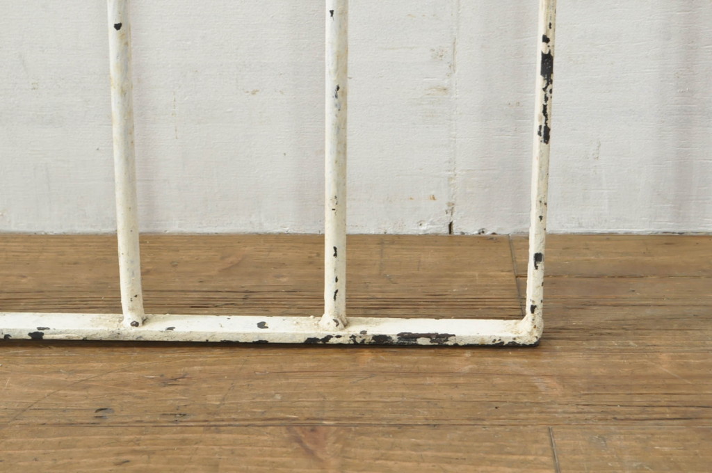 アンティーク建具　ペイント仕上げ限定　かわいいデザインのアイアンゲート1枚(鉄扉、フェンス)(R-076079)