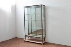 中古　横浜ダニエル(daniel)　アーリーアメリカン　A-205　クラシカルな佇まいが目を引くサイドボード(サイドキャビネット、リビングボード、収納棚、戸棚)(定価約70万円)(R-076294)