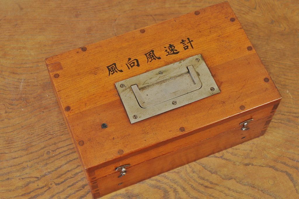 アンティーク雑貨　古い木のしっかりとした収納箱