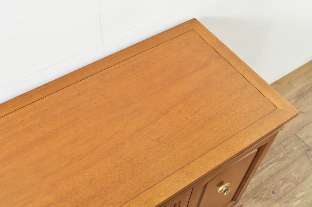 中古　DREXEL HERITAGE(ドレクセルヘリテイジ)　Triune(トライユン)　優雅な佇まいが魅力のクリデンザキャビネット(クレデンザ、サイドボード、リビングボード、収納棚、戸棚)(定価約66万円)(R-076402)