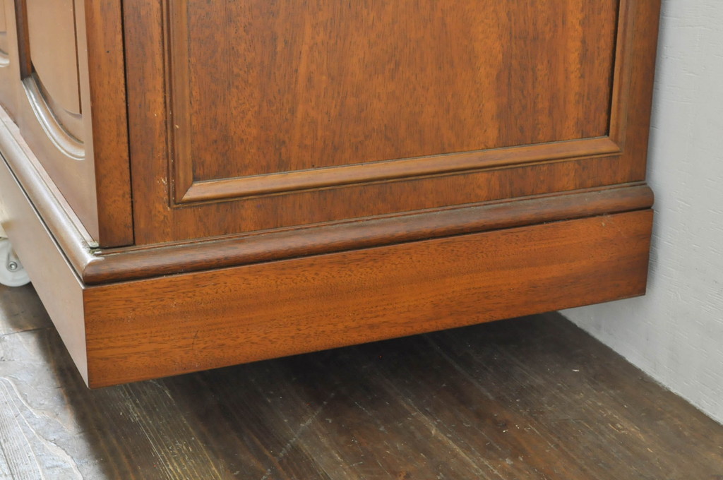 中古　DREXEL HERITAGE(ドレクセルヘリテイジ)　Triune(トライユン)　優雅な佇まいが魅力のクリデンザキャビネット(クレデンザ、サイドボード、リビングボード、収納棚、戸棚)(定価約66万円)(R-076402)