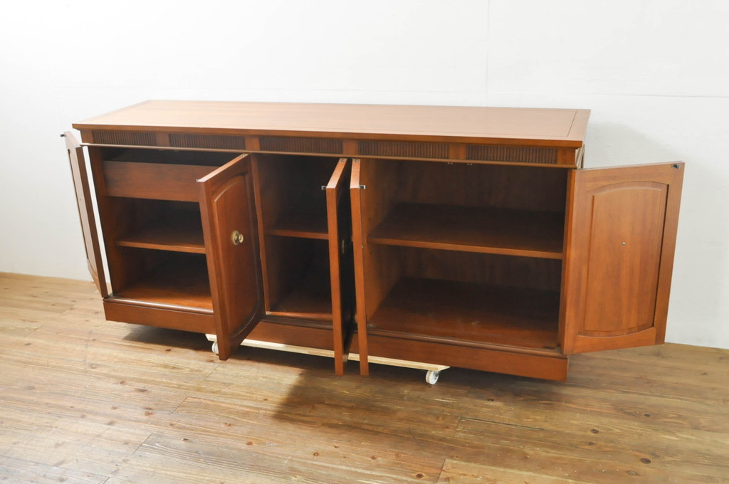 中古　DREXEL HERITAGE(ドレクセルヘリテイジ)　Triune(トライユン)　優雅な佇まいが魅力のクリデンザキャビネット(クレデンザ、サイドボード、リビングボード、収納棚、戸棚)(定価約66万円)(R-076402)