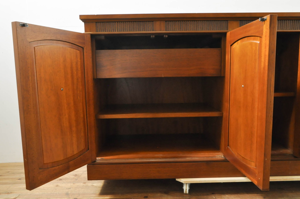 中古　DREXEL HERITAGE(ドレクセルヘリテイジ)　Triune(トライユン)　優雅な佇まいが魅力のクリデンザキャビネット(クレデンザ、サイドボード、リビングボード、収納棚、戸棚)(定価約66万円)(R-076402)