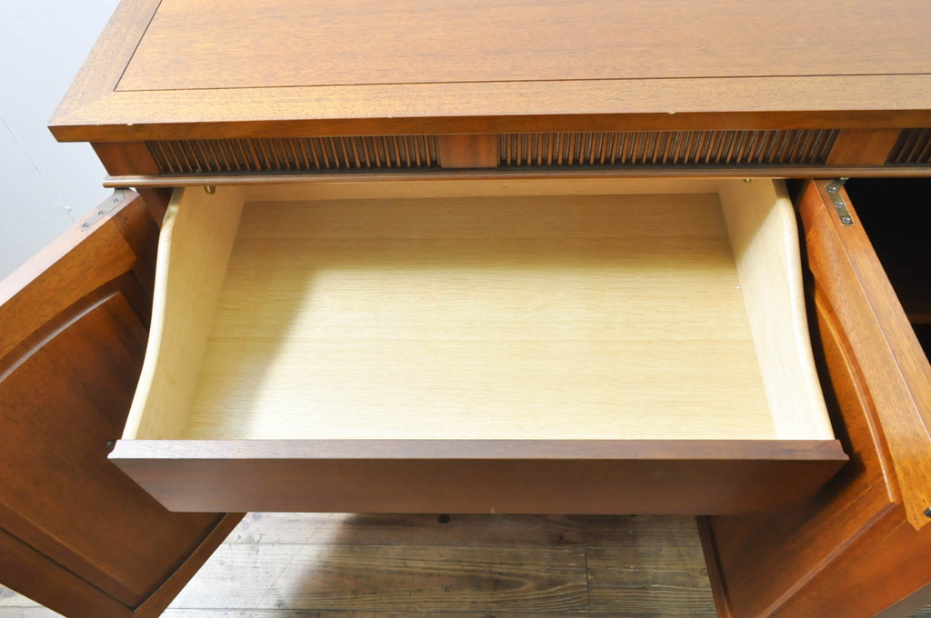 中古　DREXEL HERITAGE(ドレクセルヘリテイジ)　Triune(トライユン)　優雅な佇まいが魅力のクリデンザキャビネット(クレデンザ、サイドボード、リビングボード、収納棚、戸棚)(定価約66万円)(R-076402)