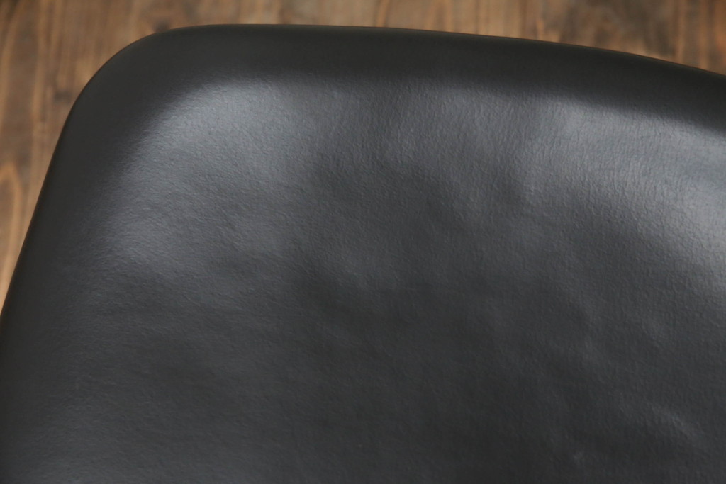 中古　美品　柏木工(カシワ木工、KASHIWA)　本革(レザー)　ウォールナット材　オーク材　シンプルながらも身体に馴染む形状と落ち着いた色合いが素敵なシック(CHIC)サイドチェア2脚セット(ダイニングチェア、ワークチェア、椅子、イス、いす)(定価2脚で約25万円)(R-069196)