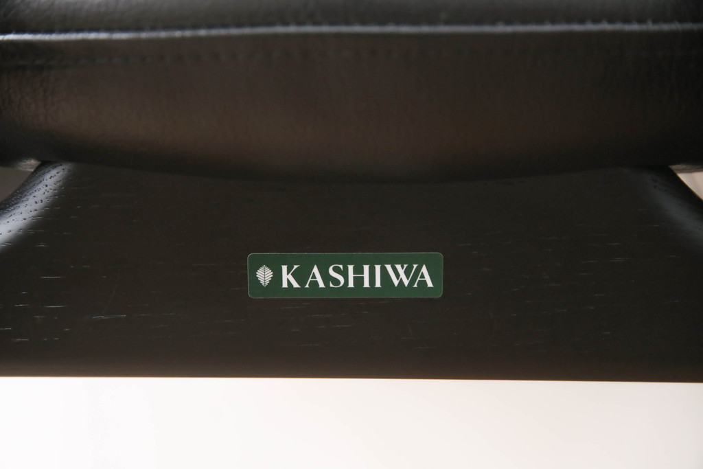 中古　美品　柏木工(カシワ木工、KASHIWA)　本革(レザー)　ウォールナット材　オーク材　シンプルながらも身体に馴染む形状と落ち着いた色合いが素敵なシック(CHIC)サイドチェア2脚セット(ダイニングチェア、ワークチェア、椅子、イス、いす)(定価2脚で約25万円)(R-069196)