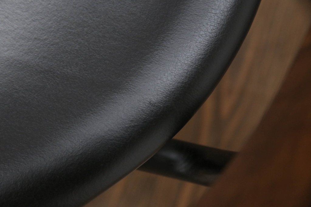 中古　美品　柏木工(カシワ木工、KASHIWA)　本革(レザー)　ウォールナット材　オーク材　シンプルながらも身体に馴染む形状と落ち着いた色合いが素敵なシック(CHIC)アームチェア2脚セット(ダイニングチェア、ワークチェア、椅子、イス、いす)(定価2脚で約27万円)(R-069195)