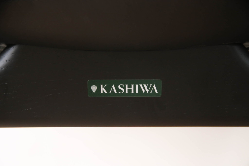 中古　美品　柏木工(カシワ木工、KASHIWA)　本革(レザー)　ウォールナット材　オーク材　シンプルながらも身体に馴染む形状と落ち着いた色合いが素敵なシック(CHIC)アームチェア2脚セット(ダイニングチェア、ワークチェア、椅子、イス、いす)(定価2脚で約27万円)(R-069195)