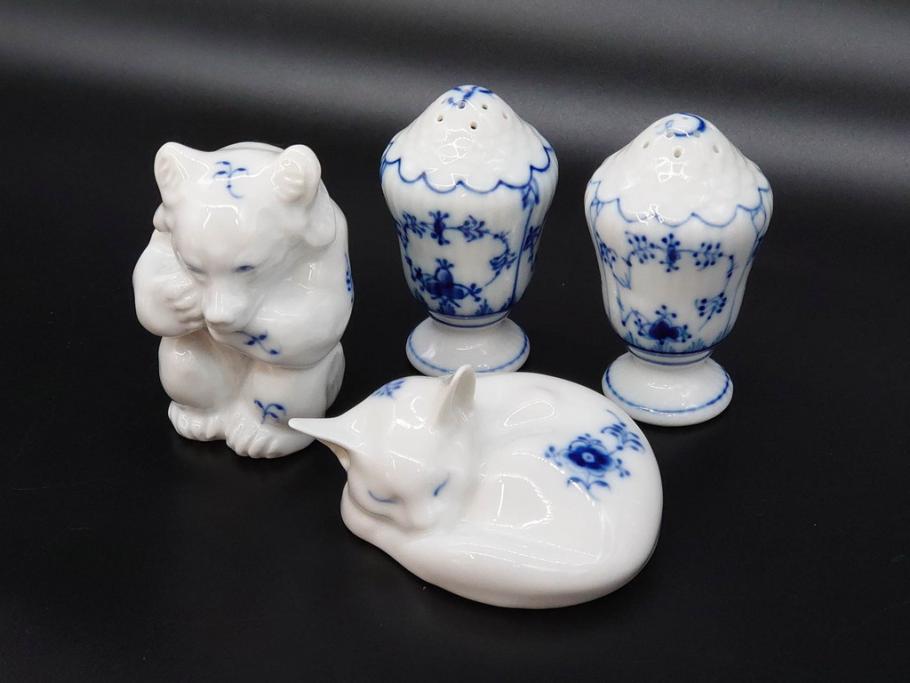 デンマーク　ROYAL COPENHAGEN(ロイヤルコペンハーゲン)　ブルーフルーテッド　プレイン　繊細に描かれた模様が上品なソルト&ペッパー・フィギュリン2点セット(塩胡椒入れ、調味料、置物、眠り猫、キャット、熊、ベア)(R-078343)