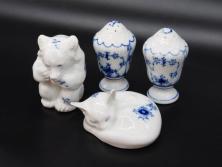 デンマーク　ROYAL COPENHAGEN(ロイヤルコペンハーゲン)　ブルーフルーテッド　プレイン　繊細に描かれた模様が上品なソルト&ペッパー・フィギュリン2点セット(塩胡椒入れ、調味料、置物、眠り猫、キャット、熊、ベア)(R-078343)