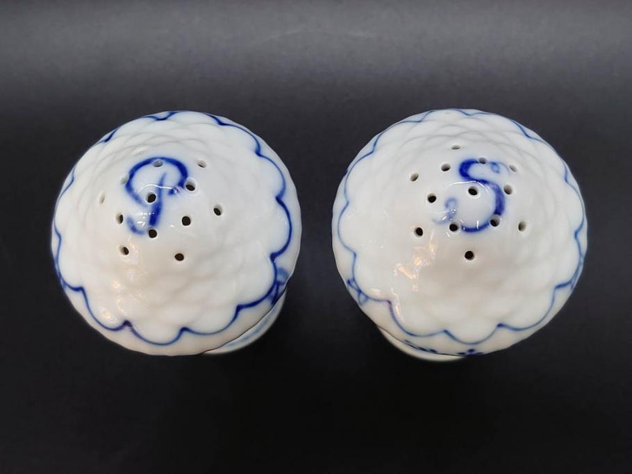 デンマーク　ROYAL COPENHAGEN(ロイヤルコペンハーゲン)　ブルーフルーテッド　プレイン　繊細に描かれた模様が上品なソルト&ペッパー・フィギュリン2点セット(塩胡椒入れ、調味料、置物、眠り猫、キャット、熊、ベア)(R-078343)