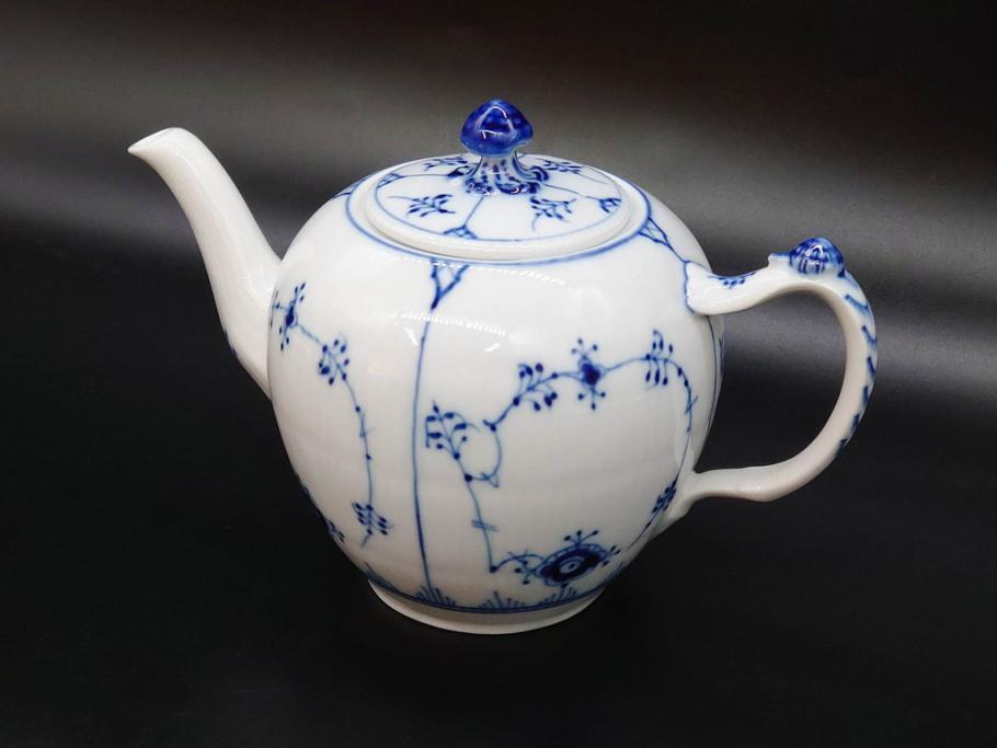 デンマーク　ROYAL COPENHAGEN(ロイヤルコペンハーゲン)　ブルーフルーテッドプレイン　繊細に描かれたブルーの模様が上品なティーポット(洋食器)(R-078344)