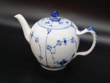 デンマーク　ROYAL COPENHAGEN(ロイヤルコペンハーゲン)　ブルーフルーテッドプレイン　繊細に描かれたブルーの模様が上品なティーポット(洋食器)(R-078344)