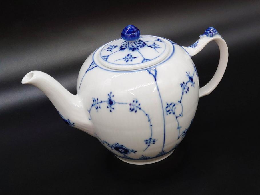 デンマーク　ROYAL COPENHAGEN(ロイヤルコペンハーゲン)　ブルーフルーテッドプレイン　繊細に描かれたブルーの模様が上品なティーポット(洋食器)(R-078344)