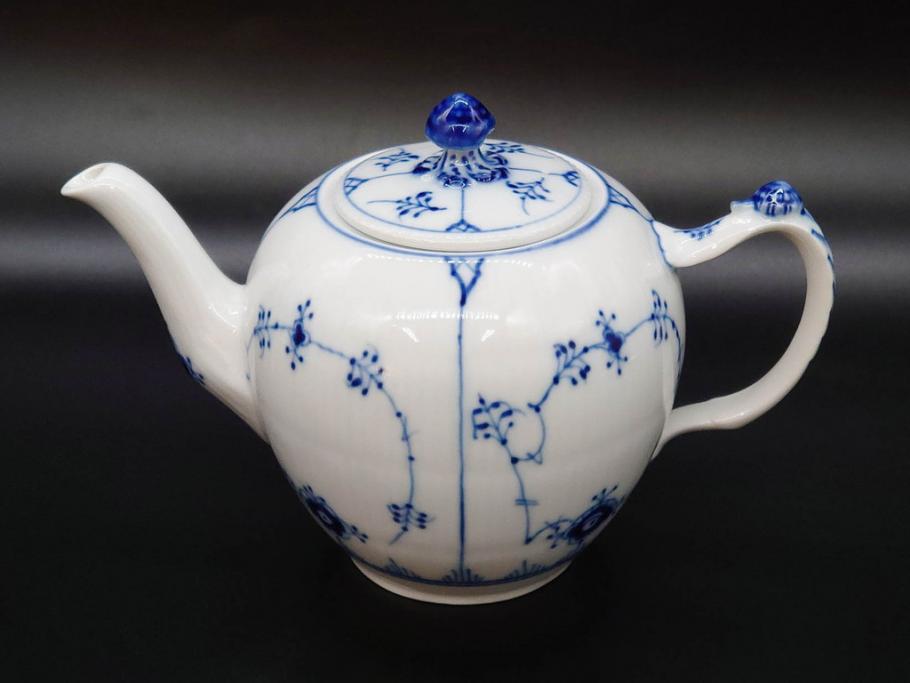 デンマーク　ROYAL COPENHAGEN(ロイヤルコペンハーゲン)　ブルーフルーテッドプレイン　繊細に描かれたブルーの模様が上品なティーポット(洋食器)(R-078344)