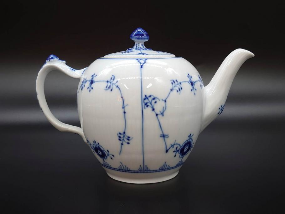 デンマーク　ROYAL COPENHAGEN(ロイヤルコペンハーゲン)　ブルーフルーテッドプレイン　繊細に描かれたブルーの模様が上品なティーポット(洋食器)(R-078344)