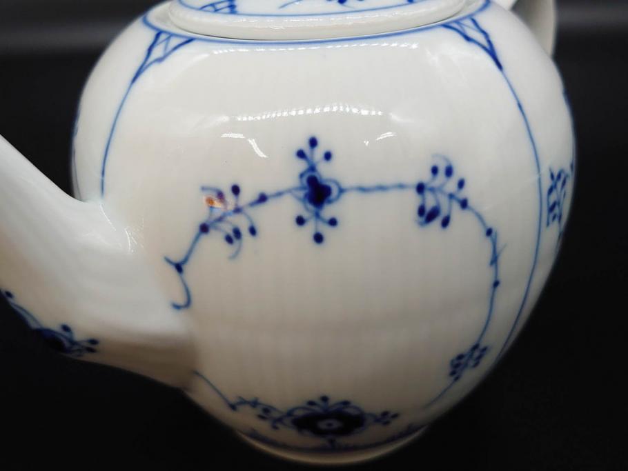 デンマーク　ROYAL COPENHAGEN(ロイヤルコペンハーゲン)　ブルーフルーテッドプレイン　繊細に描かれたブルーの模様が上品なティーポット(洋食器)(R-078344)