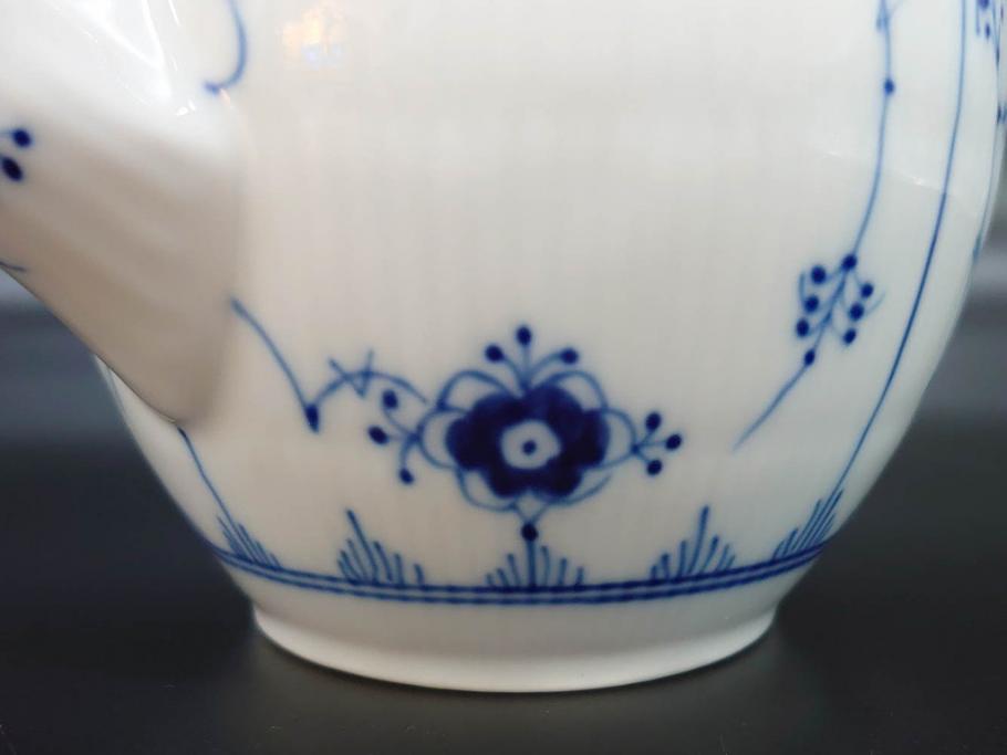 デンマーク　ROYAL COPENHAGEN(ロイヤルコペンハーゲン)　ブルーフルーテッドプレイン　繊細に描かれたブルーの模様が上品なティーポット(洋食器)(R-078344)