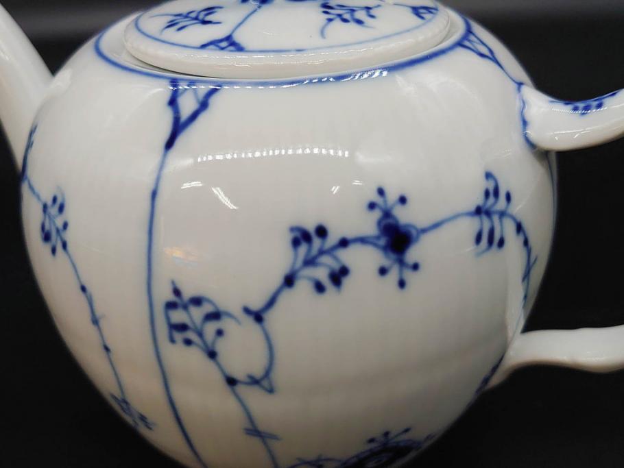 デンマーク　ROYAL COPENHAGEN(ロイヤルコペンハーゲン)　ブルーフルーテッドプレイン　繊細に描かれたブルーの模様が上品なティーポット(洋食器)(R-078344)