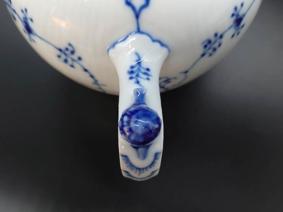 デンマーク　ROYAL COPENHAGEN(ロイヤルコペンハーゲン)　ブルーフルーテッドプレイン　繊細に描かれたブルーの模様が上品なティーポット(洋食器)(R-078344)