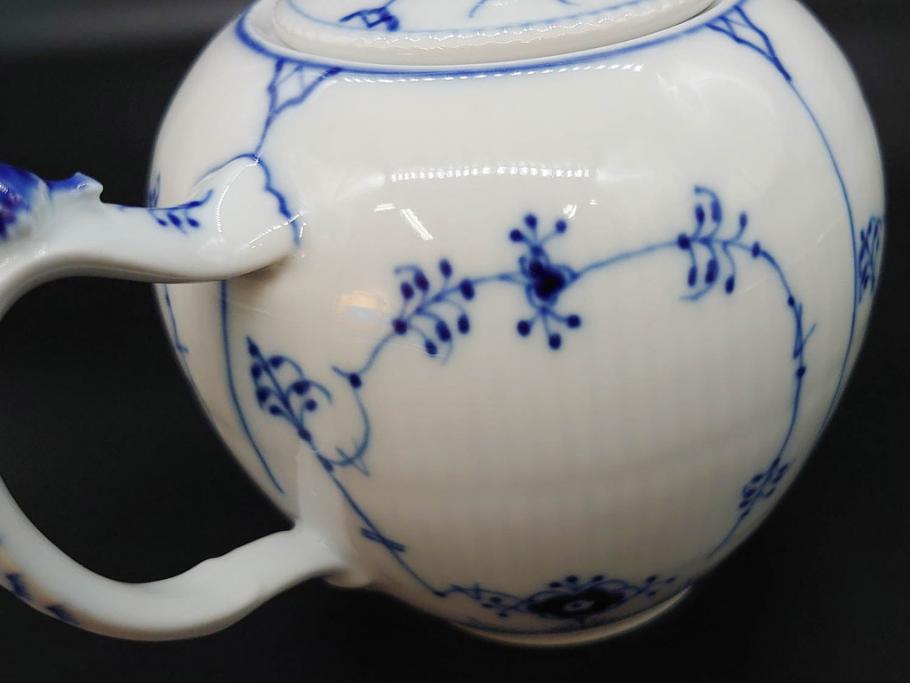 デンマーク　ROYAL COPENHAGEN(ロイヤルコペンハーゲン)　ブルーフルーテッドプレイン　繊細に描かれたブルーの模様が上品なティーポット(洋食器)(R-078344)