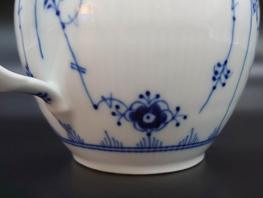 デンマーク　ROYAL COPENHAGEN(ロイヤルコペンハーゲン)　ブルーフルーテッドプレイン　繊細に描かれたブルーの模様が上品なティーポット(洋食器)(R-078344)