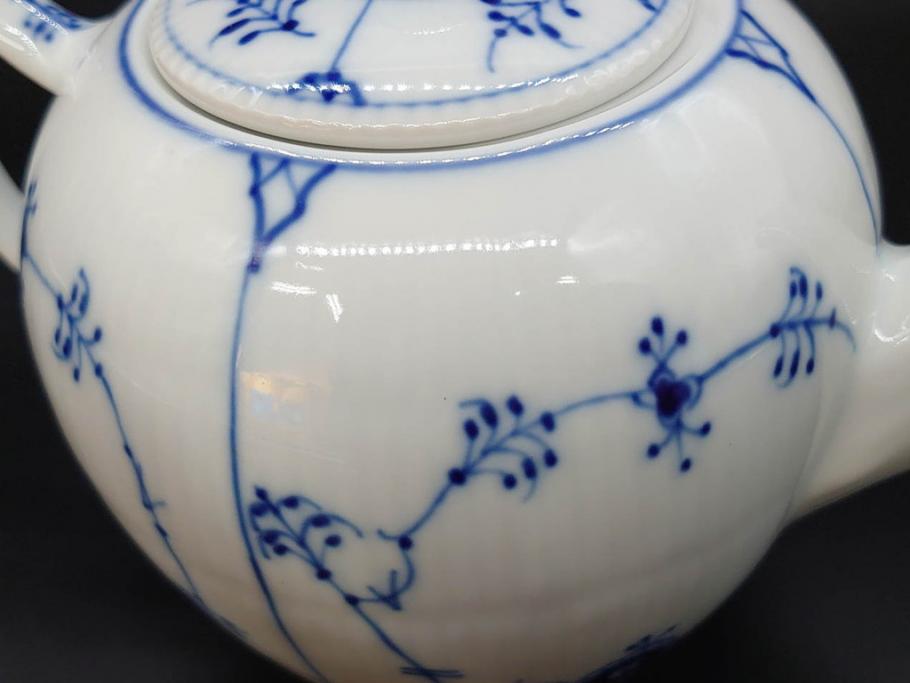デンマーク　ROYAL COPENHAGEN(ロイヤルコペンハーゲン)　ブルーフルーテッドプレイン　繊細に描かれたブルーの模様が上品なティーポット(洋食器)(R-078344)