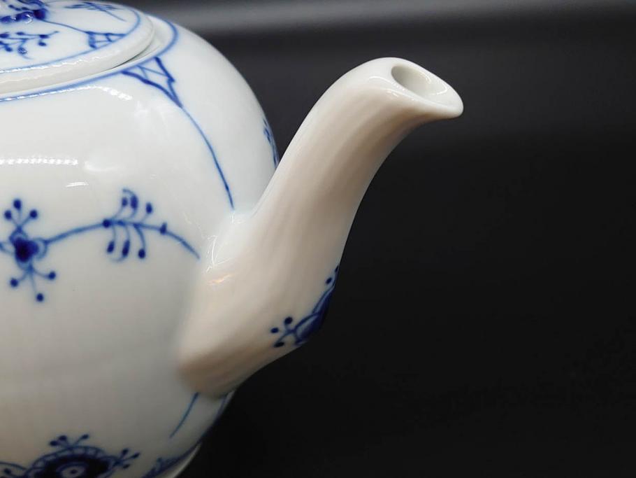 デンマーク　ROYAL COPENHAGEN(ロイヤルコペンハーゲン)　ブルーフルーテッドプレイン　繊細に描かれたブルーの模様が上品なティーポット(洋食器)(R-078344)