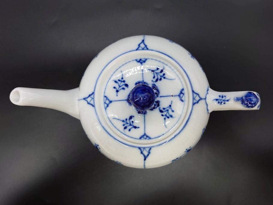 デンマーク　ROYAL COPENHAGEN(ロイヤルコペンハーゲン)　ブルーフルーテッドプレイン　繊細に描かれたブルーの模様が上品なティーポット(洋食器)(R-078344)