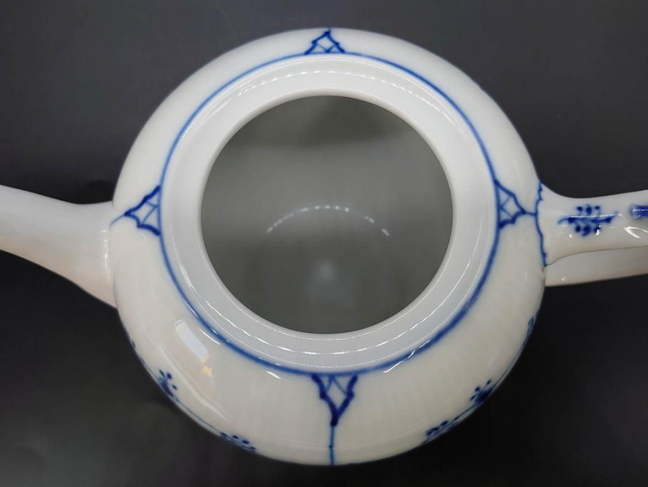 デンマーク　ROYAL COPENHAGEN(ロイヤルコペンハーゲン)　ブルーフルーテッドプレイン　繊細に描かれたブルーの模様が上品なティーポット(洋食器)(R-078344)