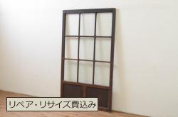 【オーダー家具実例】ラフジュ工房オリジナルのステンドグラス入り引き戸をオーダーメイドで製作しました。お客様ご提供のデザインをもとに、椿の丸いステンドグラスを制作。木部にはステンドグラスに合わせたモールディングを入れ、クラシカルで高級感のある建具に仕上げました。(玄関戸、引き違い戸)