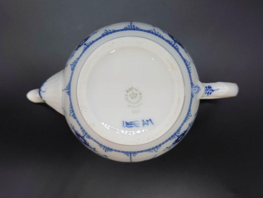 デンマーク　ROYAL COPENHAGEN(ロイヤルコペンハーゲン)　ブルーフルーテッドプレイン　繊細に描かれたブルーの模様が上品なティーポット(洋食器)(R-078344)