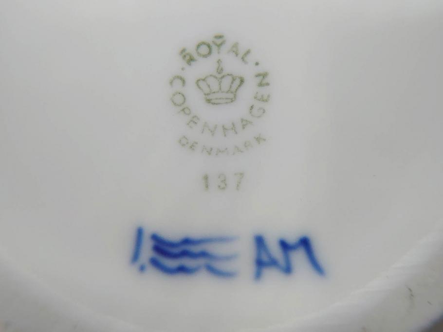 デンマーク　ROYAL COPENHAGEN(ロイヤルコペンハーゲン)　ブルーフルーテッドプレイン　繊細に描かれたブルーの模様が上品なティーポット(洋食器)(R-078344)