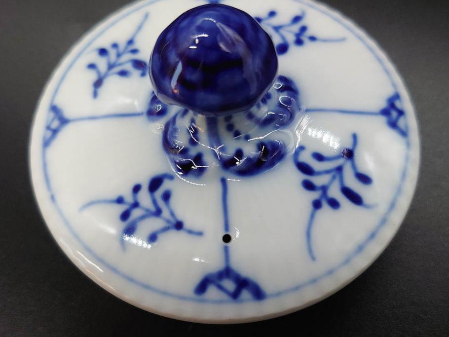 デンマーク　ROYAL COPENHAGEN(ロイヤルコペンハーゲン)　ブルーフルーテッドプレイン　繊細に描かれたブルーの模様が上品なティーポット(洋食器)(R-078344)