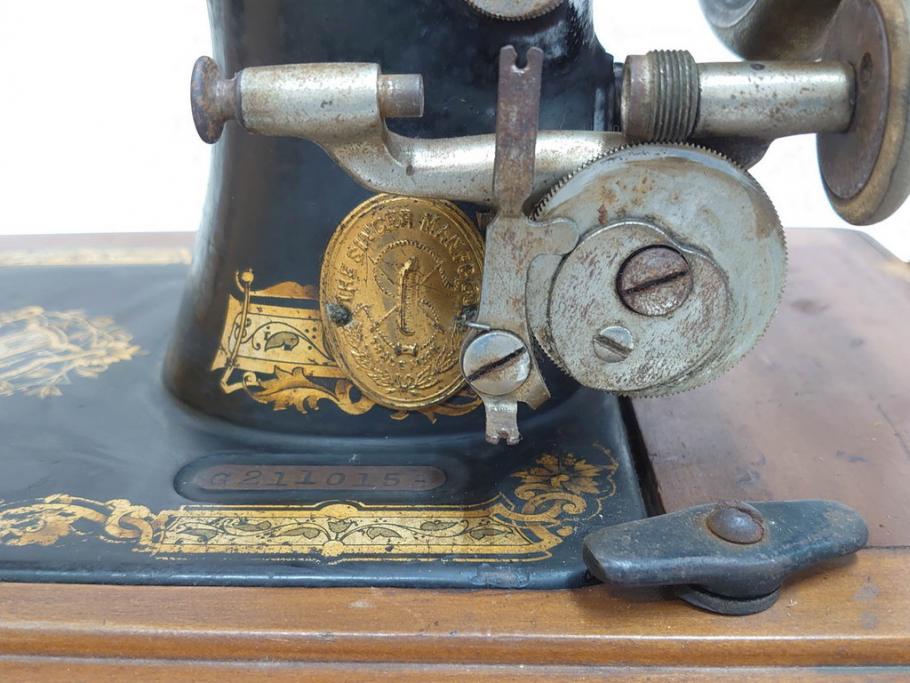 アンティーク　戦前　SINGER(シンガー)　手回し　置くだけでもお洒落なレトロ感溢れるミシン(裁縫機械、ケース付き)(R-071748)