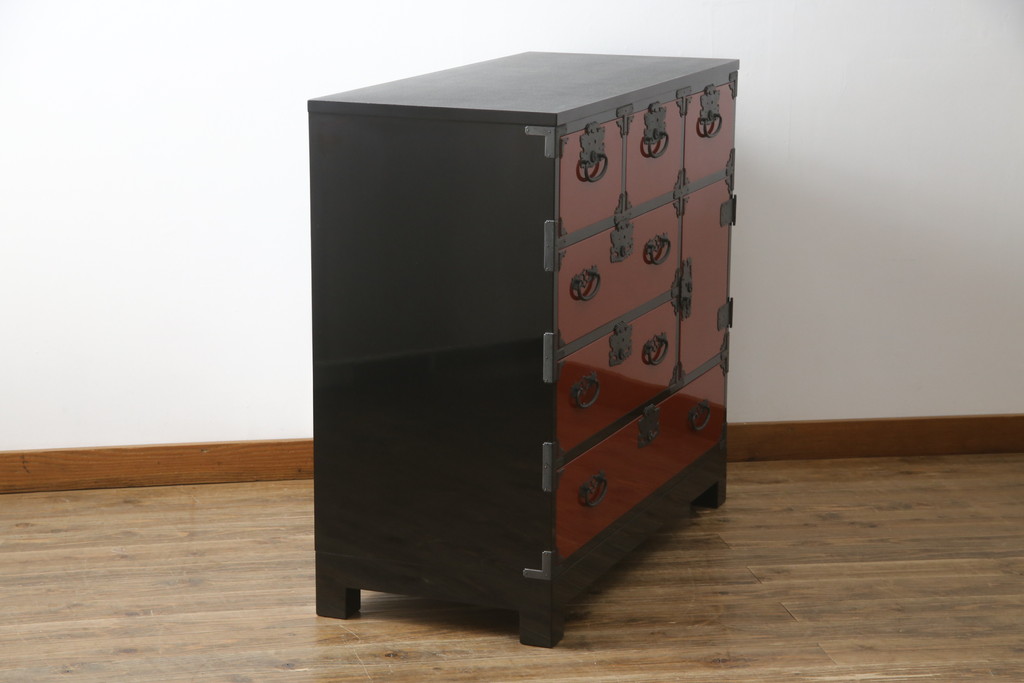中古　高級品　加茂箪笥　前面朱塗り　漆塗り　時代金具付き　朱色と黒のコントラストが美しい内部桐材和箪笥(チェスト、引き出し、整理箪笥、収納箪笥、衣装箪笥)(定価約80万円)(R-073375)