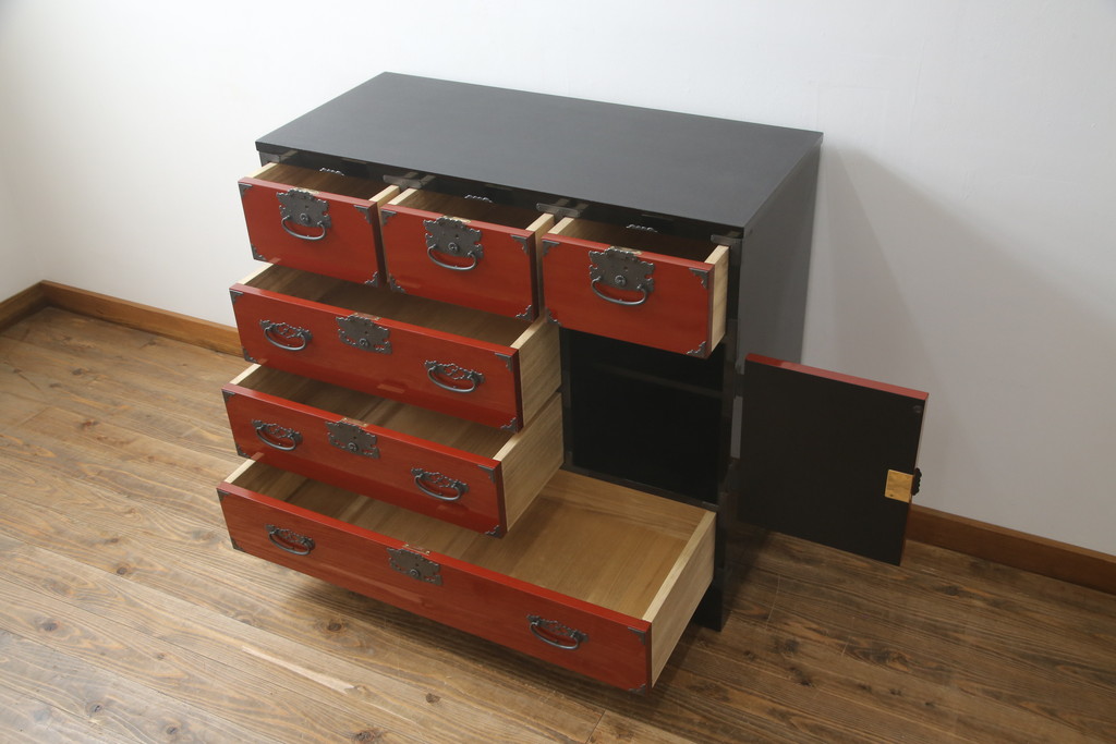 中古　高級品　加茂箪笥　前面朱塗り　漆塗り　時代金具付き　朱色と黒のコントラストが美しい内部桐材和箪笥(チェスト、引き出し、整理箪笥、収納箪笥、衣装箪笥)(定価約80万円)(R-073375)