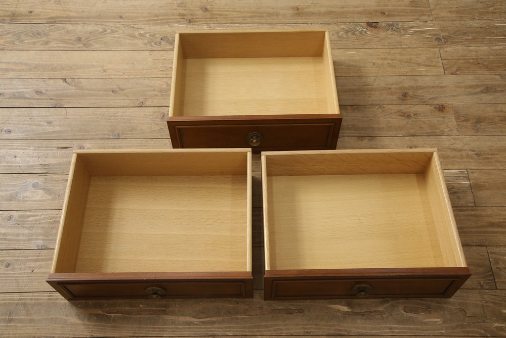 中古　美品　DREXEL HERITAGE(ドレクセルヘリテイジ)　Triune(トライユン)　チャイナ　クラシカルな佇まいが魅力の食器棚(キャビネット、収納棚、飾り棚)(定価約85万円)(R-055628)